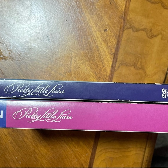 Pretty little liars seasons one and two - Picture 2 of 3
